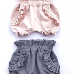 Krátke dievčenské nohavice s volánikmi okolo vreciek